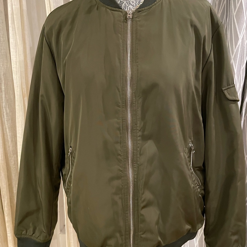 Zara Green Bomber Jacket with Full-Length Zipper and Stand-Up Collar